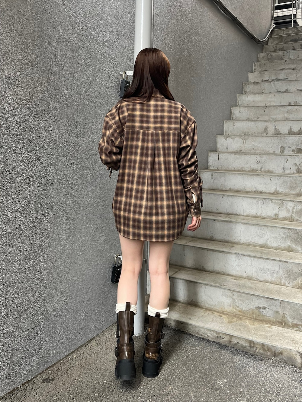 ブラウン系のスカート、ブラウン系のシャツ/ブラウス、ホワイト系のニット/セーターを着用したレディースの夏コーディネートの3枚目の写真
