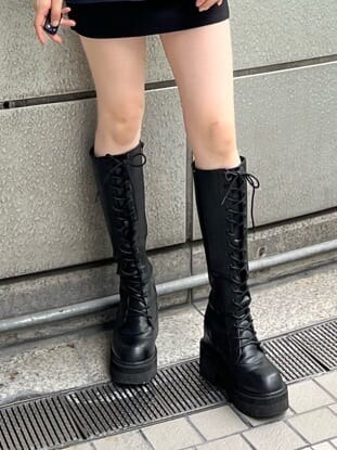 ブラック系のブーツ、ブラック系のスカート、ブルー系のスウェットを着用したレディースの秋コーディネートの7枚目の写真