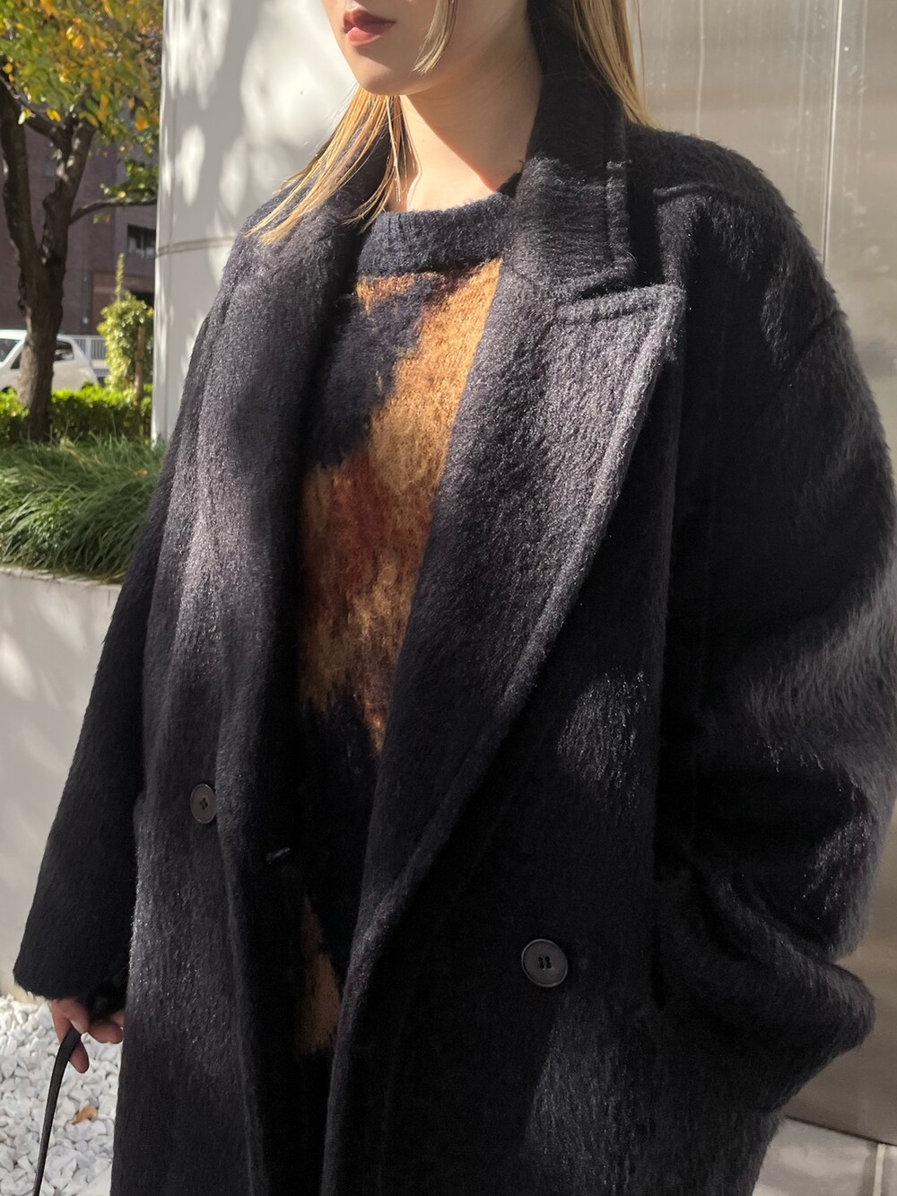 その他のニット/セーター、ブラック系のスカート、ブラウン系のブーツを着用したレディースの冬コーディネートの5枚目の写真