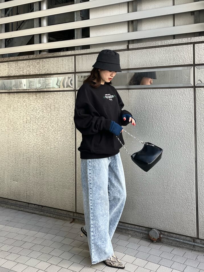 その他のパンプス、ブルー系のデニムパンツ、ブラック系のスウェットを着用したレディースの秋コーディネートの4枚目の写真