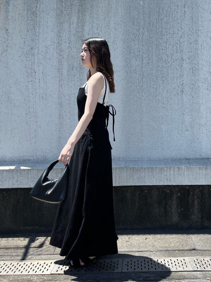 ブラック系のワンピース、ホワイト系のタンクトップ、ブラック系のサンダルを着用したレディースの夏コーディネートの4枚目の写真