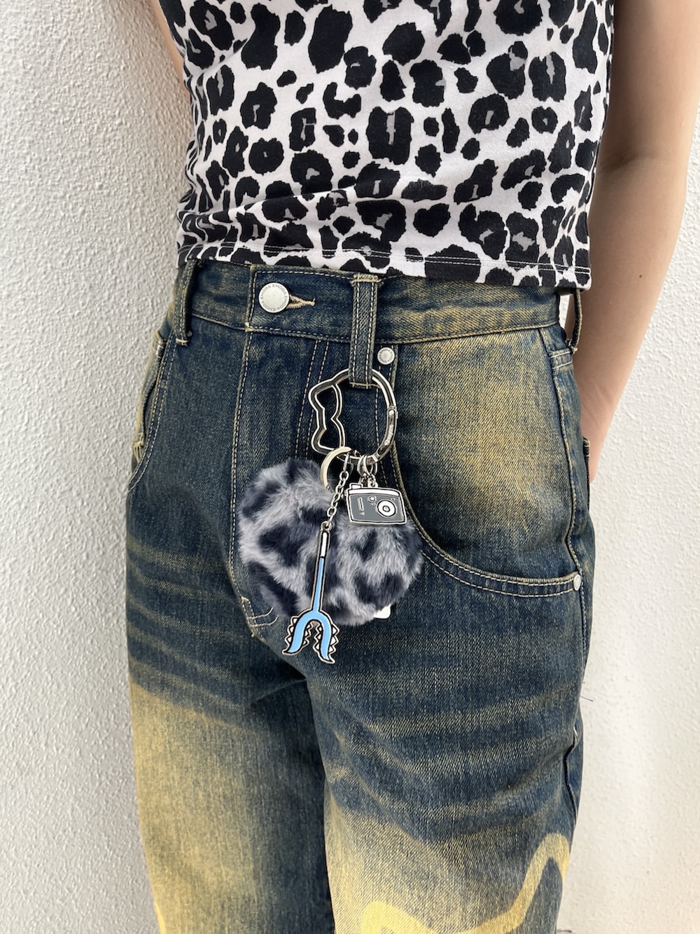 イエロー系のスリッポン、ブルー系のデニムパンツ、グレー系のTシャツ/カットソーを着用したレディースの夏コーディネートの6枚目の写真