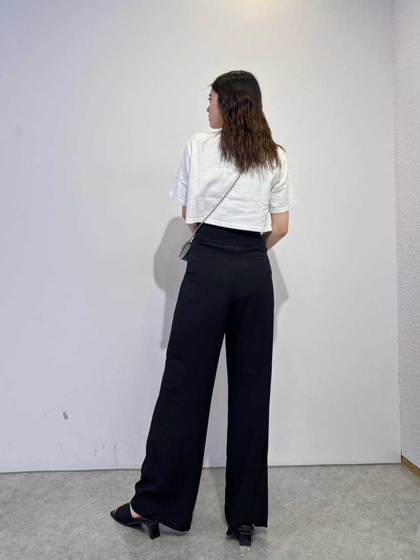 ブラック系のその他パンツ、ブラック系のサンダル、シルバー系の財布を着用したレディースの夏コーディネートの4枚目の写真