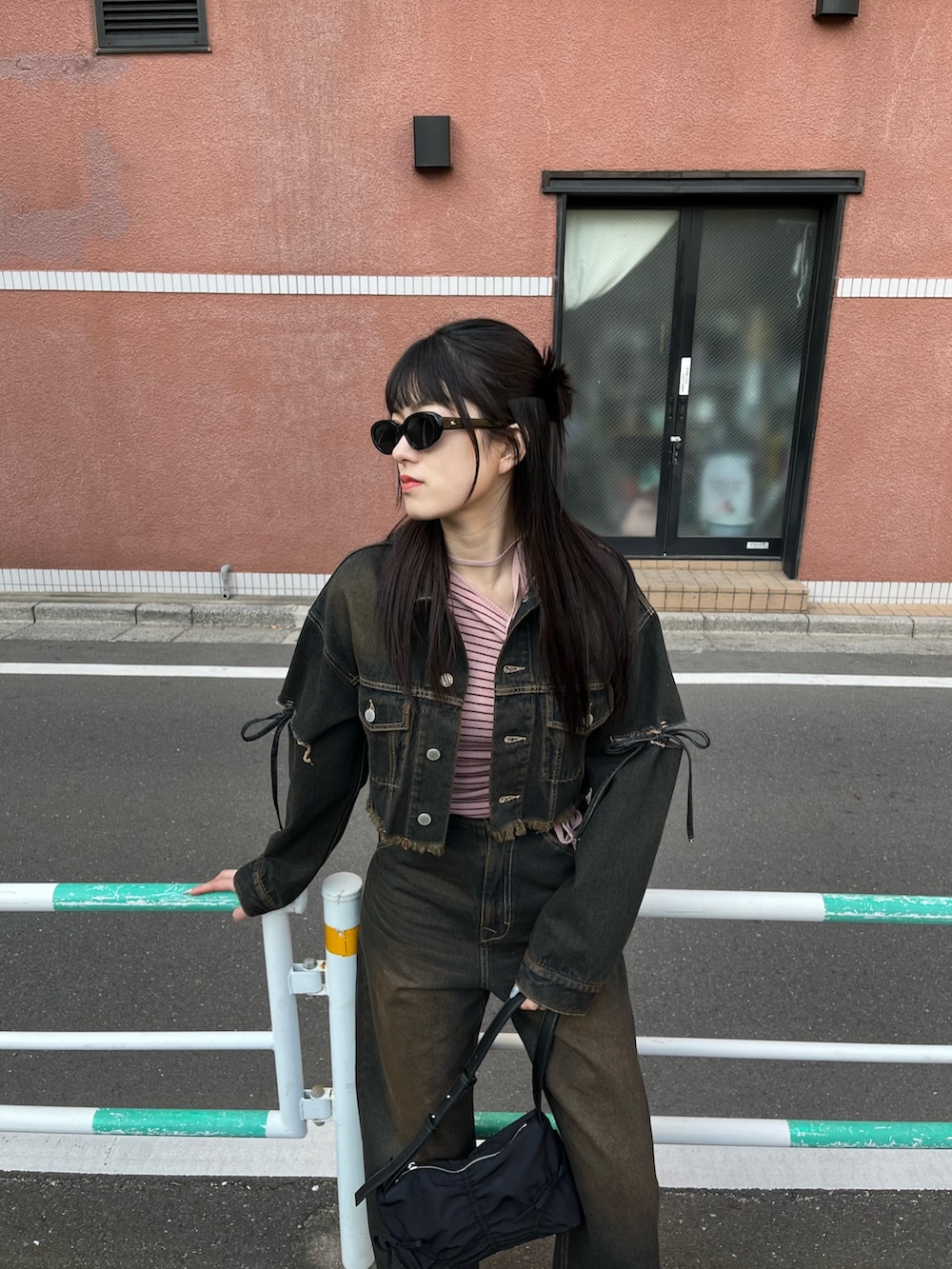 ピンク系のニット/セーター、ブルー系のデニムジャケット、ブルー系のデニムパンツを着用したレディースの冬コーディネートの4枚目の写真