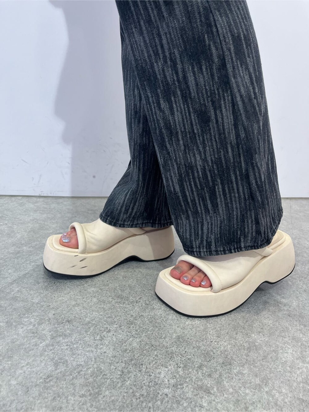 ホワイト系のサンダル、ホワイト系のシャツ/ブラウス、ブラック系のデニムパンツを着用したレディースの夏コーディネートの7枚目の写真