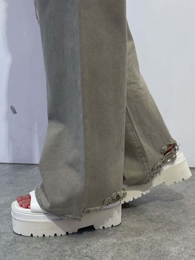 ホワイト系のサンダル、イエロー系のシャツ/ブラウス、ベージュ系のデニムパンツを着用したレディースの夏コーディネートの7枚目の写真