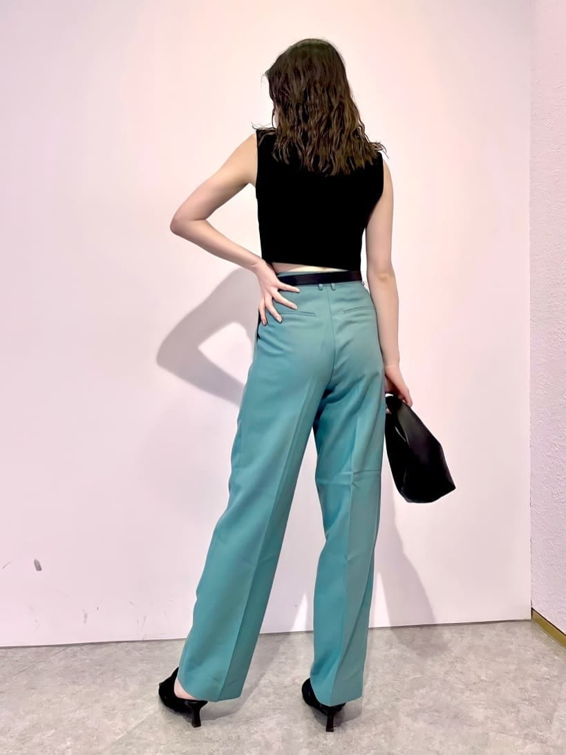 ブラック系のタンクトップ、ブルー系のその他パンツ、ブラック系のサンダルを着用したレディースの夏コーディネートの4枚目の写真