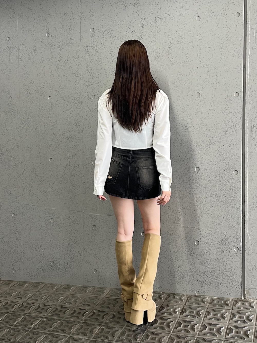 ベージュ系のブーツ、ブラック系のスカート、ホワイト系のシャツ/ブラウスを着用したレディースの夏コーディネートの3枚目の写真