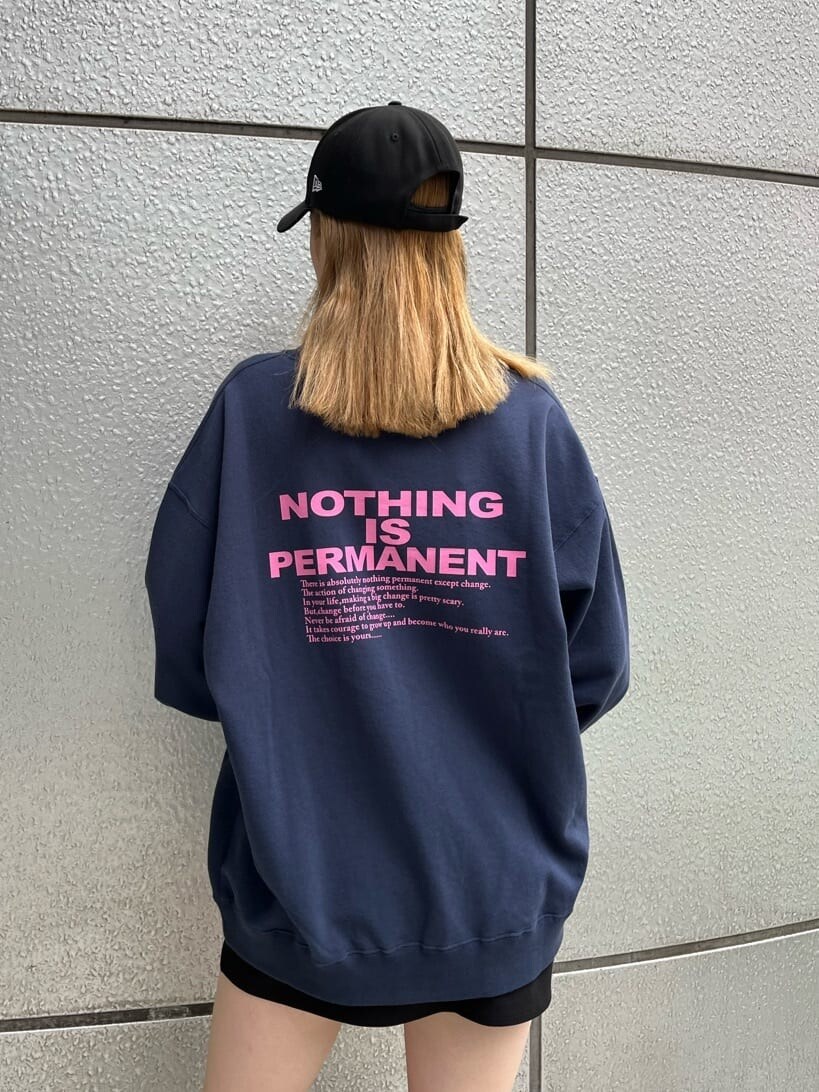 ブラック系のブーツ、ブラック系のスカート、ブルー系のスウェットを着用したレディースの秋コーディネートの6枚目の写真