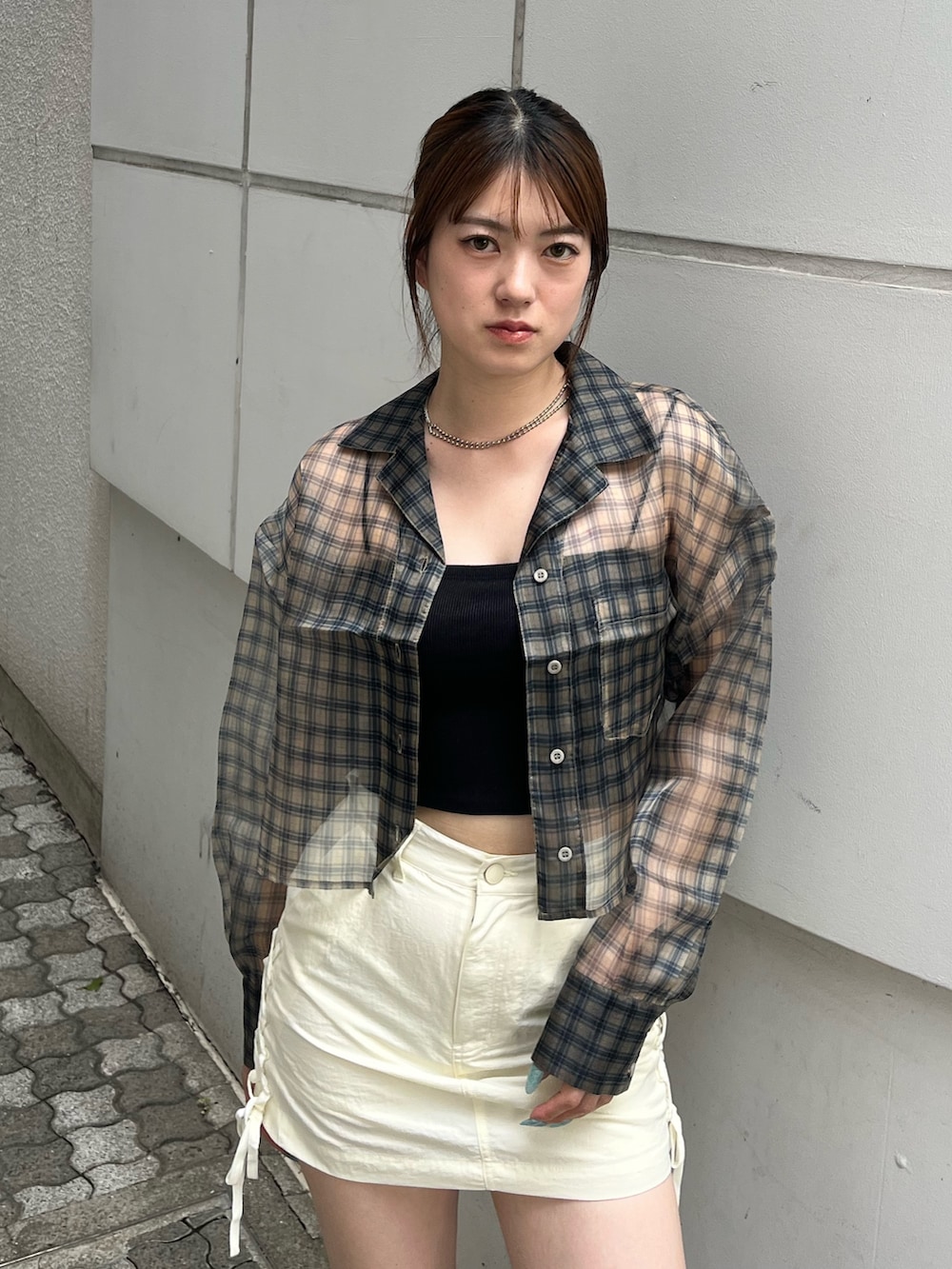 ブラック系のサンダル、ベージュ系のシャツ/ブラウス、ホワイト系のスカートを着用したレディースの夏コーディネートの4枚目の写真