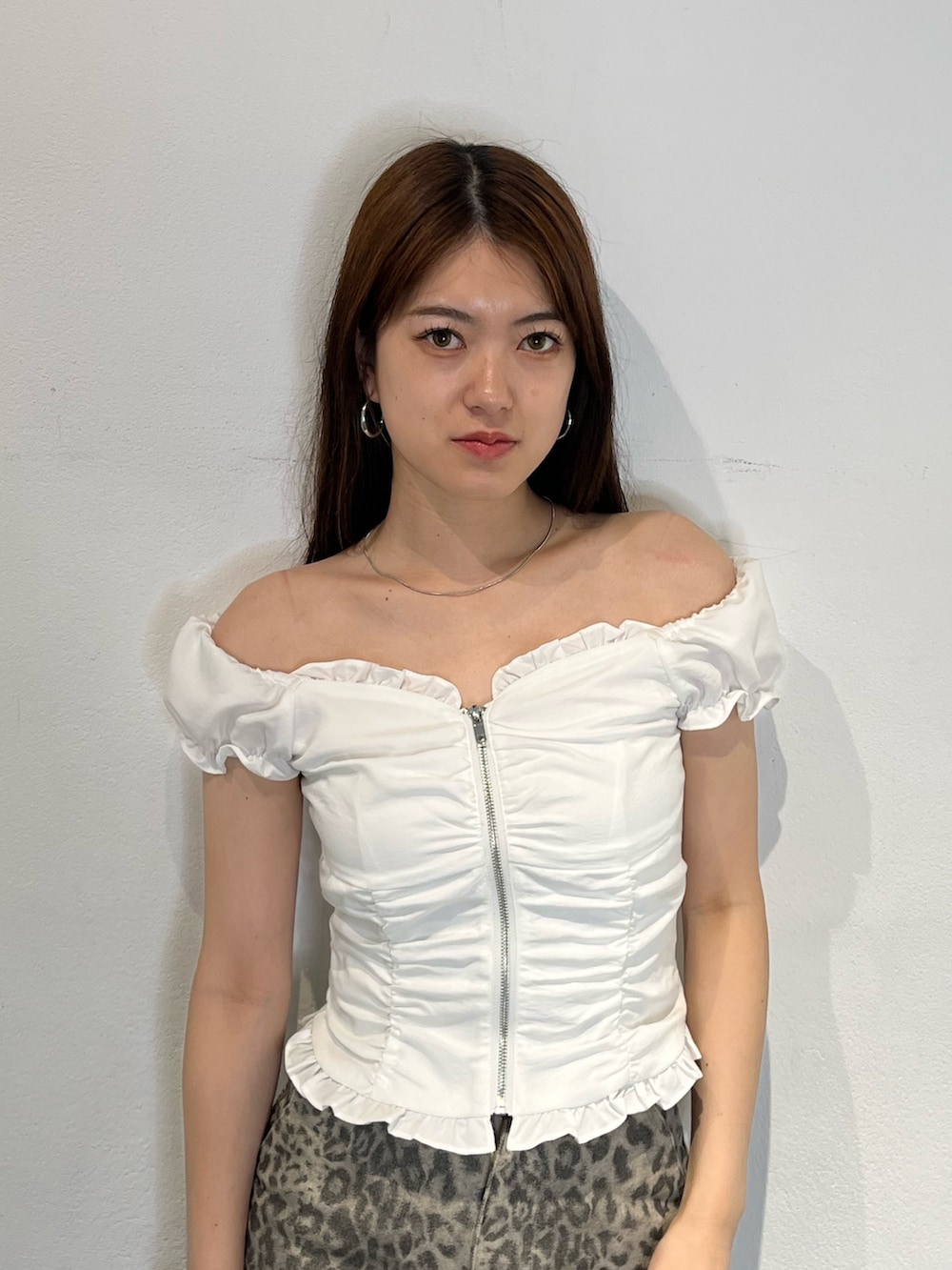 ホワイト系のシャツ/ブラウス、ブラック系のサンダル、ベージュ系のその他パンツを着用したレディースの夏コーディネートの4枚目の写真
