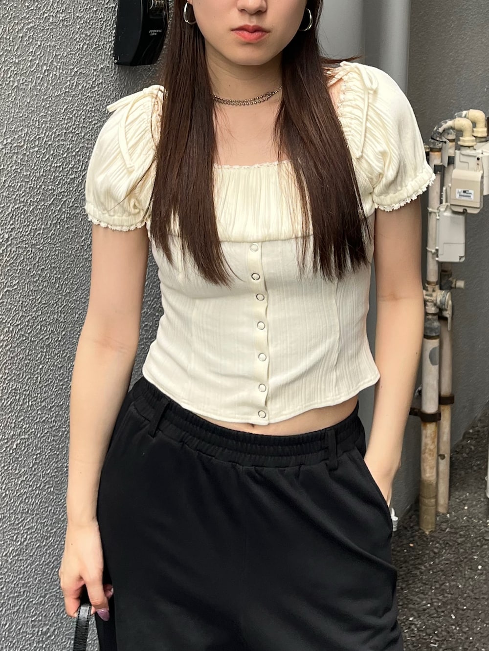 ホワイト系のTシャツ/カットソー、ブラック系のスウェットパンツ、ブラック系のハンドバッグを着用したレディースの夏コーディネートの4枚目の写真