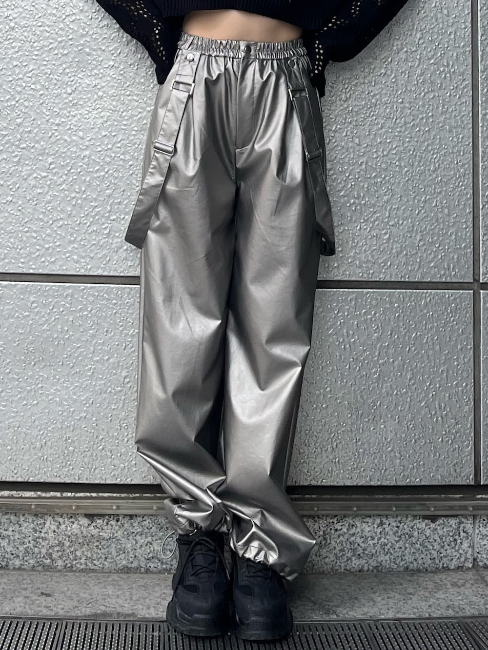 ブラック系のスニーカー、ブラック系のニット/セーター、ホワイト系のキャミソールを着用したレディースの冬コーディネートの6枚目の写真