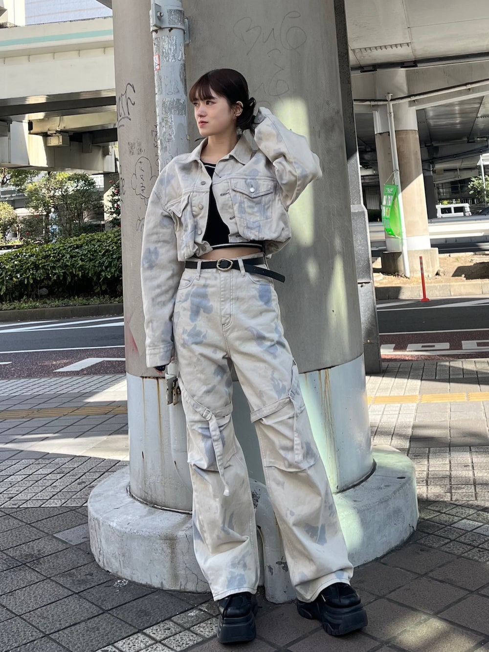 ホワイト系のデニムパンツ、ブラック系のスニーカー、ブラック系のニット/セーターを着用したレディースの冬コーディネートの2枚目の写真