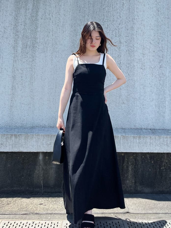 ブラック系のワンピース、ホワイト系のタンクトップ、ブラック系のサンダルを着用したレディースの夏コーディネートの2枚目の写真