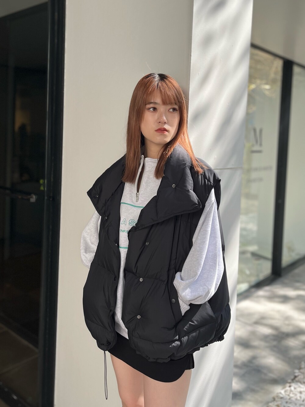 ブラック系のブーツ、グレー系のスウェット、ブラック系のスカートを着用したレディースの秋コーディネートの7枚目の写真