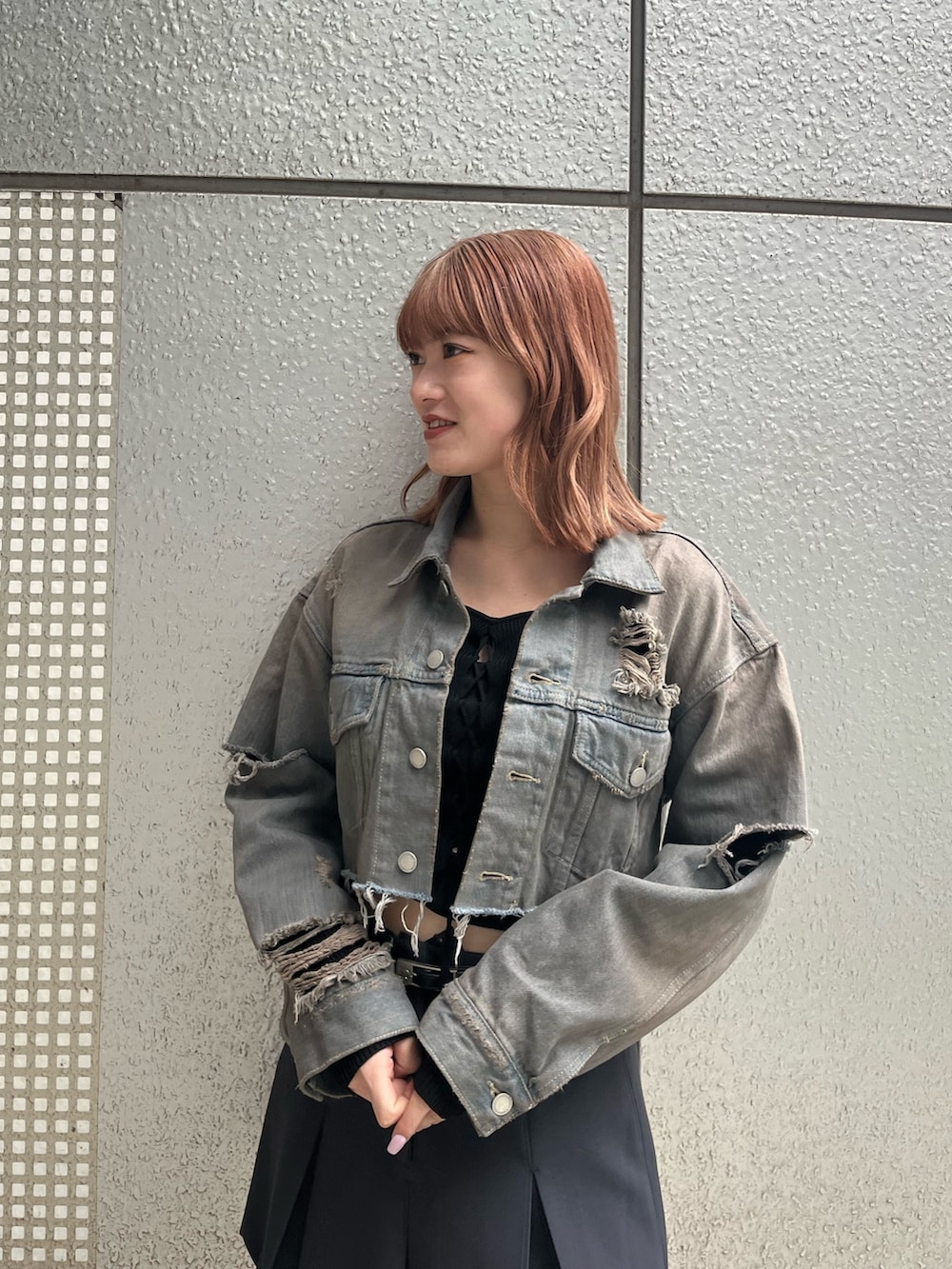 ブラック系のニット/セーター、グレー系のスカート、ブラック系のブーツを着用したレディースの冬コーディネートの6枚目の写真