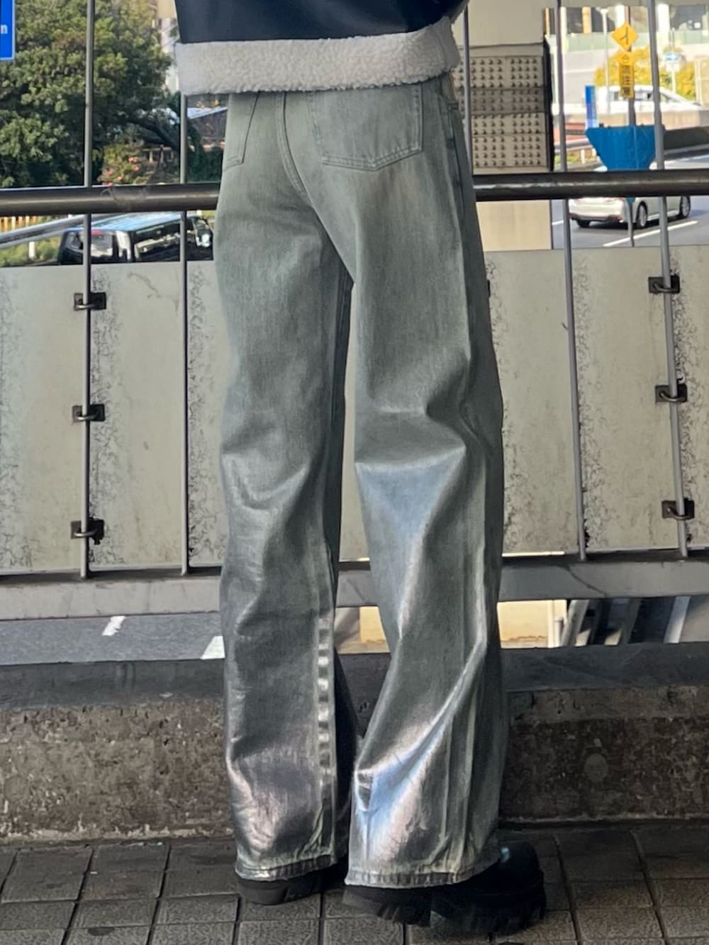 ブルー系のデニムパンツ、ブラック系のニット/セーター、ブラック系のブーツを着用したレディースの冬コーディネートの6枚目の写真