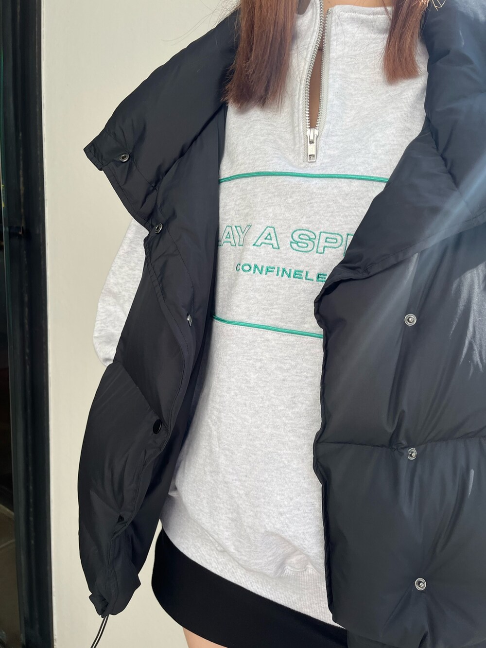 ブラック系のブーツ、グレー系のスウェット、ブラック系のスカートを着用したレディースの秋コーディネートの6枚目の写真