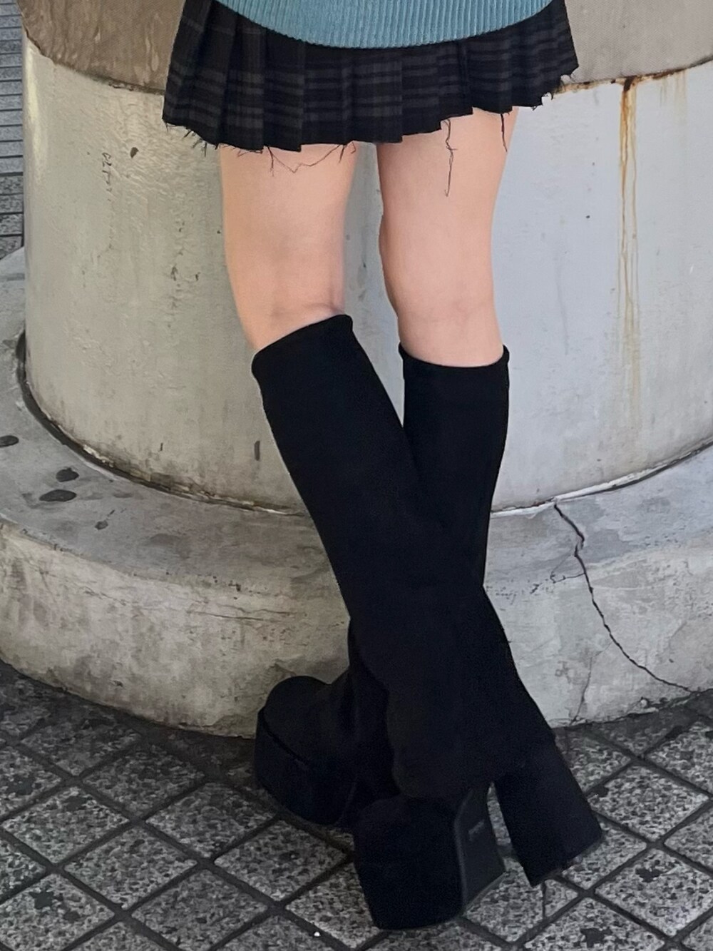 ブラック系のブーツ、その他のスカート、ブルー系のニット/セーターを着用したレディースの秋コーディネートの7枚目の写真