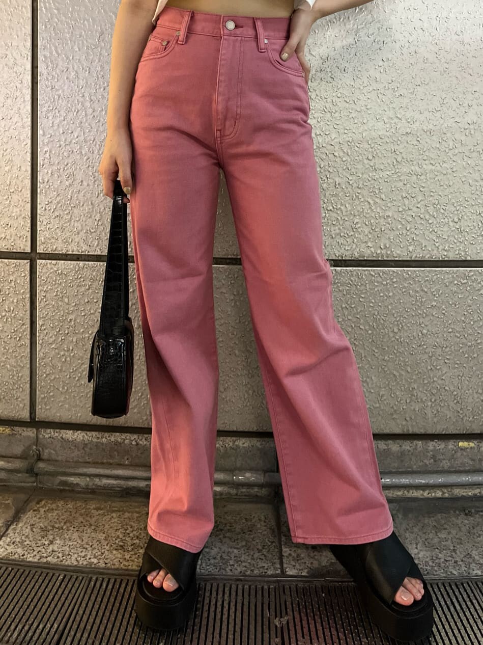 ピンク系のデニムパンツ、ブラック系のサンダル、ブラック系のハンドバッグを着用したレディースの夏コーディネートの6枚目の写真