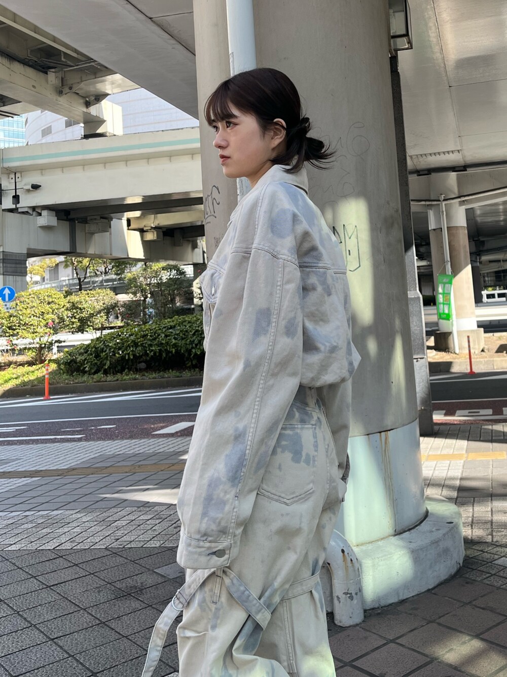 ホワイト系のデニムパンツ、ブラック系のスニーカー、ブラック系のニット/セーターを着用したレディースの冬コーディネートの6枚目の写真