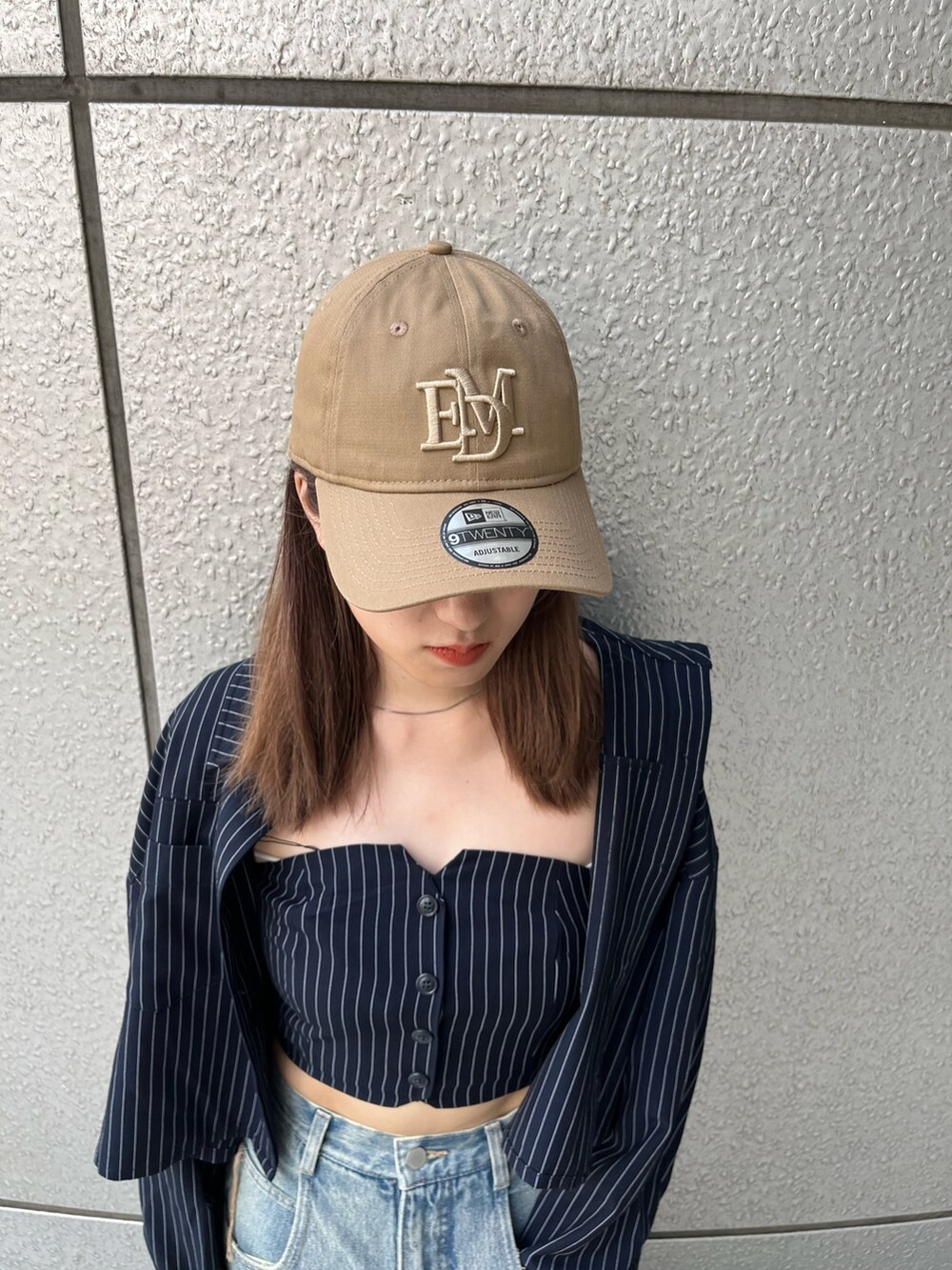 ブラック系のブーツ、ブルー系のデニムパンツ、その他のシャツ/ブラウスを着用したレディースの夏コーディネートの6枚目の写真