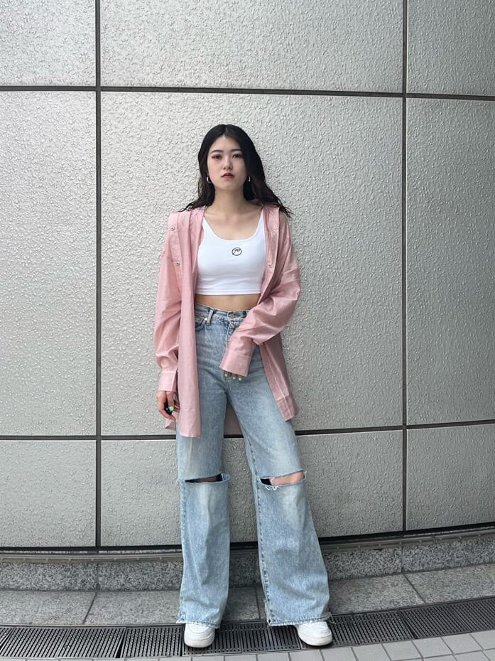 ピンク系のシャツ/ブラウス、ホワイト系のタンクトップを着用したレディースの夏コーディネートの3枚目の写真