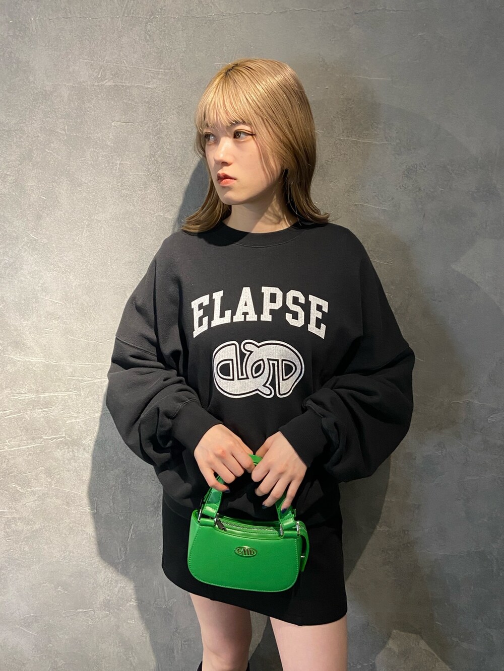 ブラック系のTシャツ/カットソー、ブラック系のブーツ、ブラック系のスカートを着用したレディースの冬コーディネートの6枚目の写真
