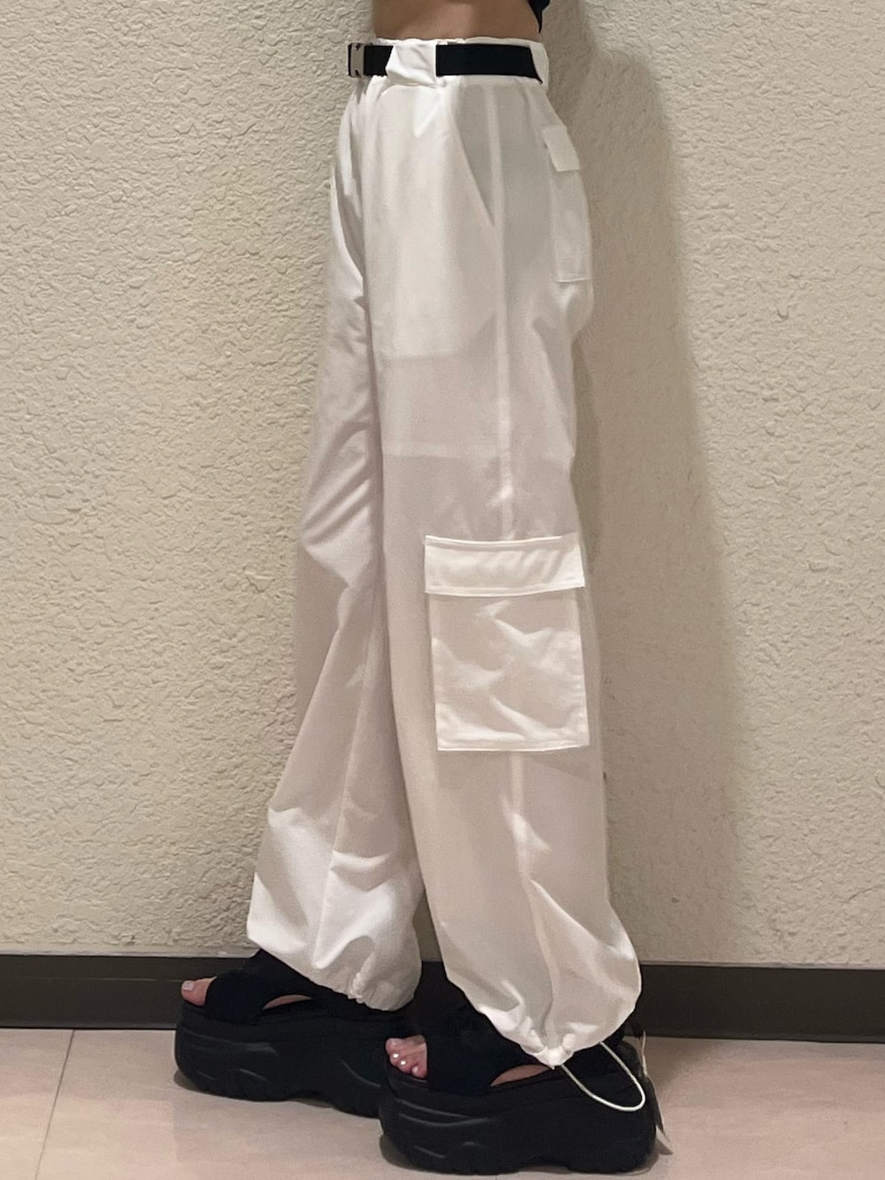 ブラック系のTシャツ/カットソー、ブラック系のサンダル、ホワイト系のその他パンツを着用したレディースの夏コーディネートの6枚目の写真