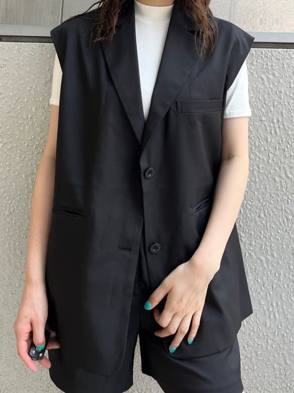 ブラック系のその他パンツ、ブラック系のブーツ、ホワイト系のTシャツ/カットソーを着用したレディースの夏コーディネートの5枚目の写真