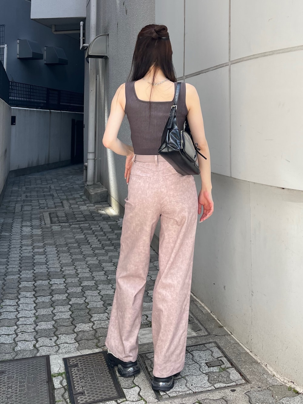 ホワイト系のサンダル、ピンク系のその他パンツ、ブラック系のハンドバッグを着用したレディースの夏コーディネートの3枚目の写真