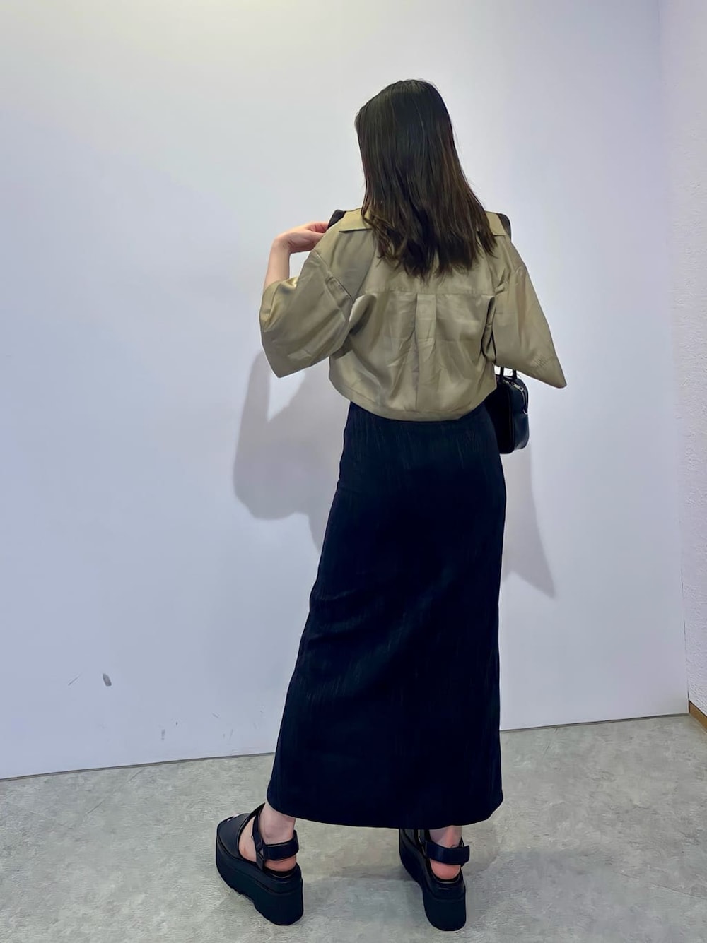 ブラック系のキャミソール、ブラック系のサンダル、ブラック系のショルダーバッグを着用したレディースの夏コーディネートの4枚目の写真