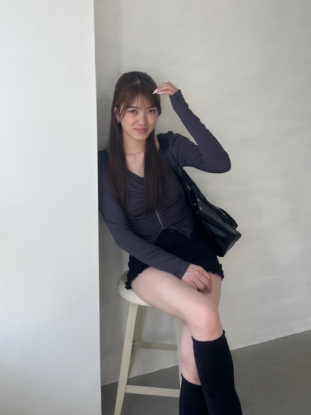 ブラック系のその他パンツ、ブラック系のブーツ、ブラック系のハンドバッグを着用したレディースの秋コーディネートの4枚目の写真