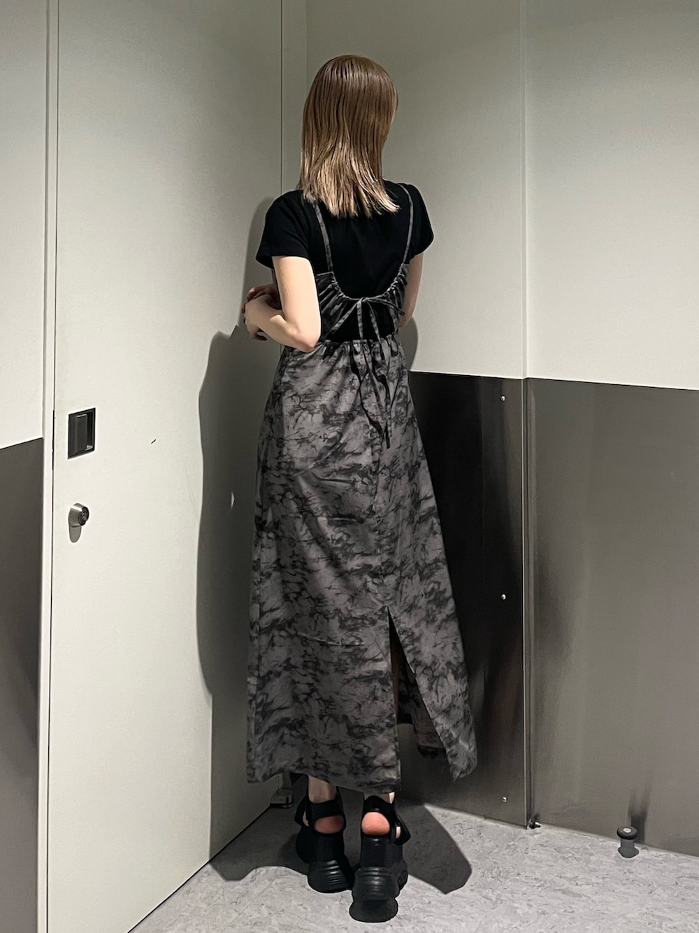 ブラック系のサンダル、その他のワンピース、ブラック系のTシャツ/カットソーを着用したレディースの春コーディネートの4枚目の写真