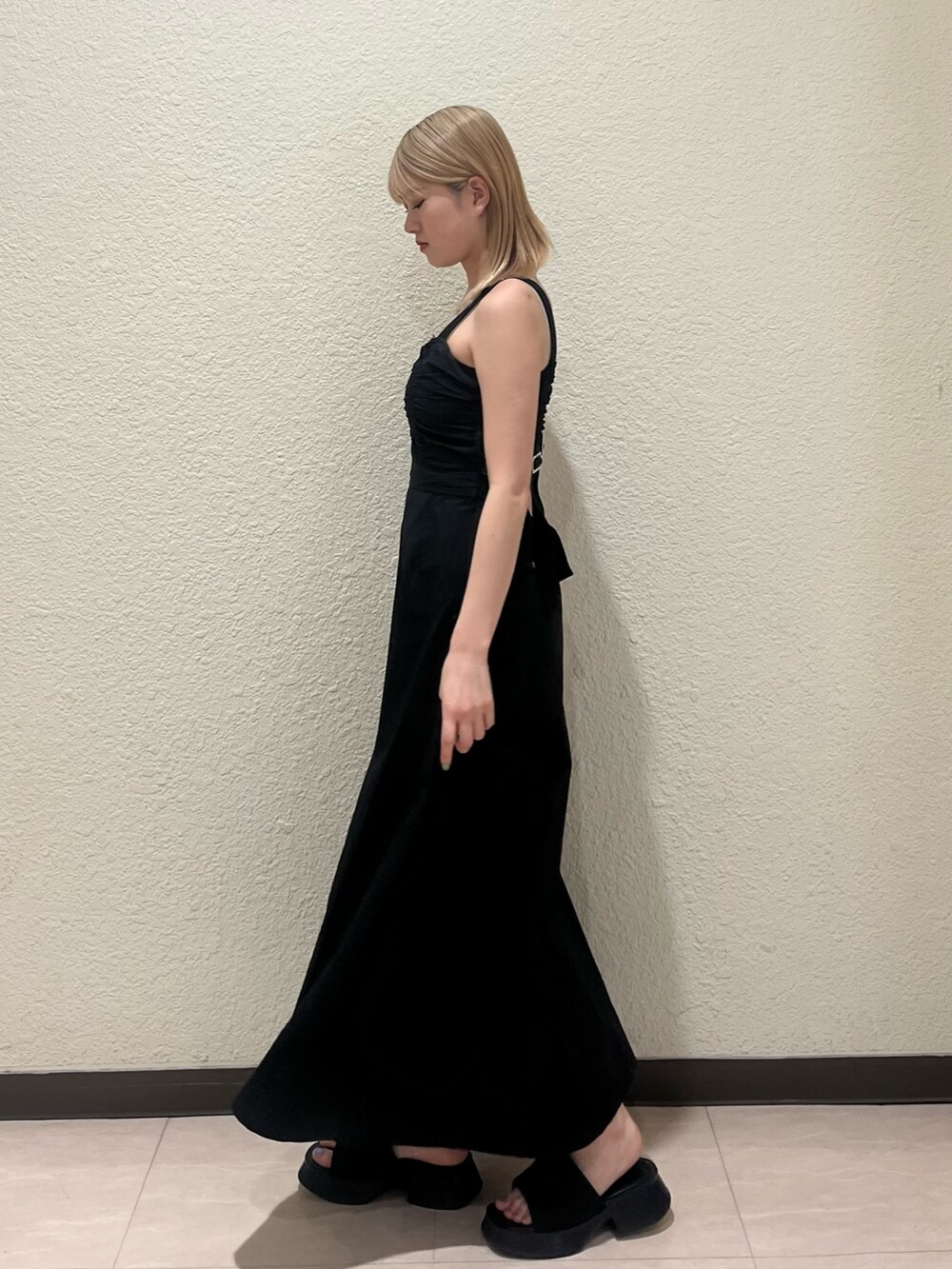 ブラック系のサンダル、ブラック系のワンピースを着用したレディースの夏コーディネートの2枚目の写真