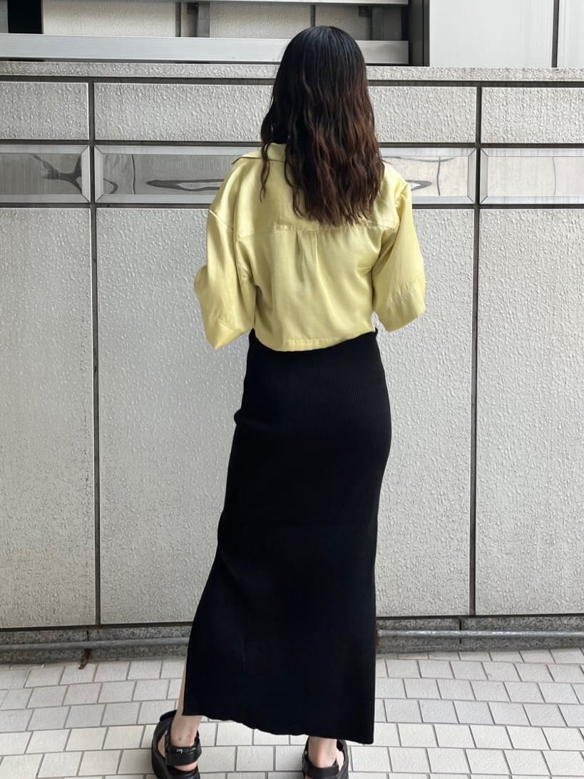 ブラック系のサンダル、ブラック系のワンピース、イエロー系のシャツ/ブラウスを着用したレディースの夏コーディネートの6枚目の写真