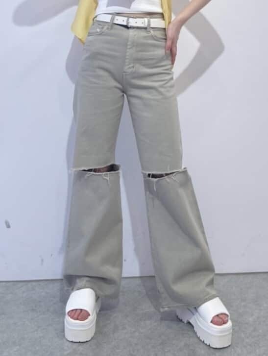 ホワイト系のサンダル、イエロー系のシャツ/ブラウス、ベージュ系のデニムパンツを着用したレディースの夏コーディネートの6枚目の写真