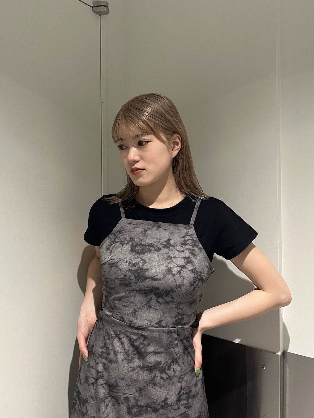 ブラック系のサンダル、その他のワンピース、ブラック系のTシャツ/カットソーを着用したレディースの春コーディネートの7枚目の写真