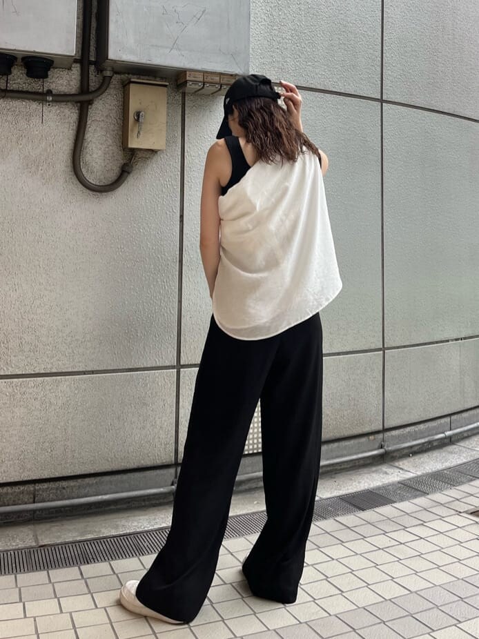 ホワイト系のシャツ/ブラウス、ブラック系のその他パンツ、ブラック系のタンクトップを着用したレディースの夏コーディネートの5枚目の写真