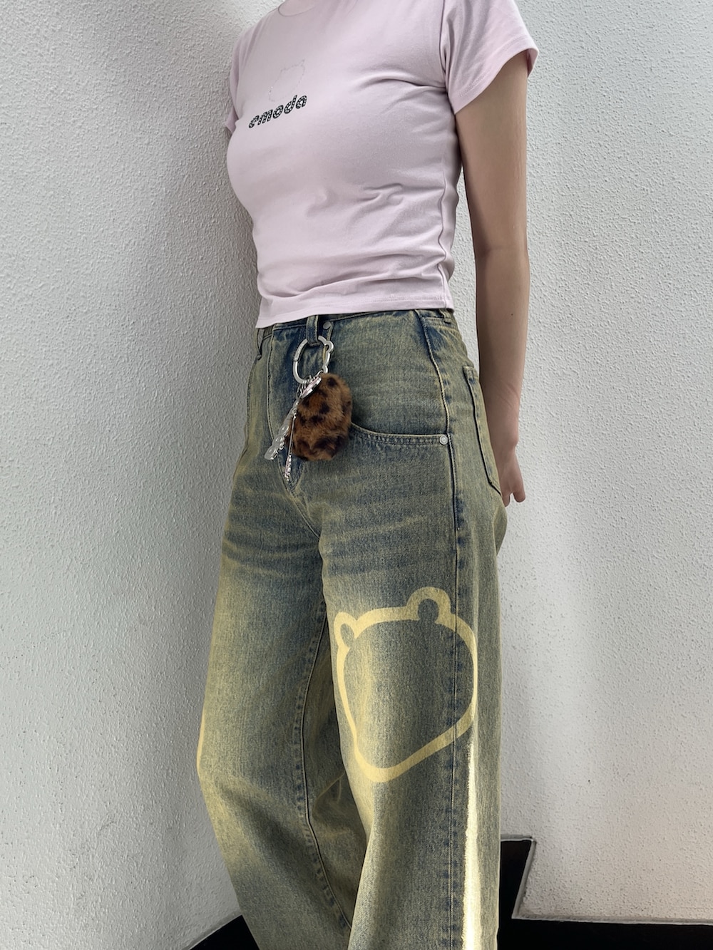 ブラック系のスリッポン、ブルー系のデニムパンツ、ピンク系のTシャツ/カットソーを着用したレディースの夏コーディネートの6枚目の写真