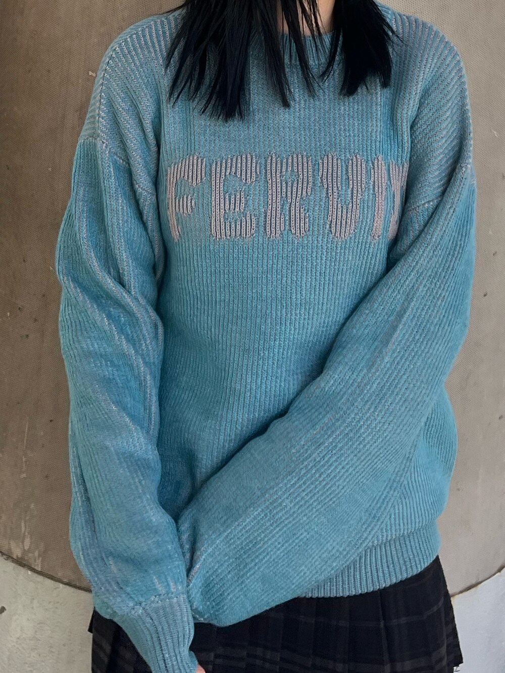 ブラック系のブーツ、その他のスカート、ブルー系のニット/セーターを着用したレディースの秋コーディネートの6枚目の写真