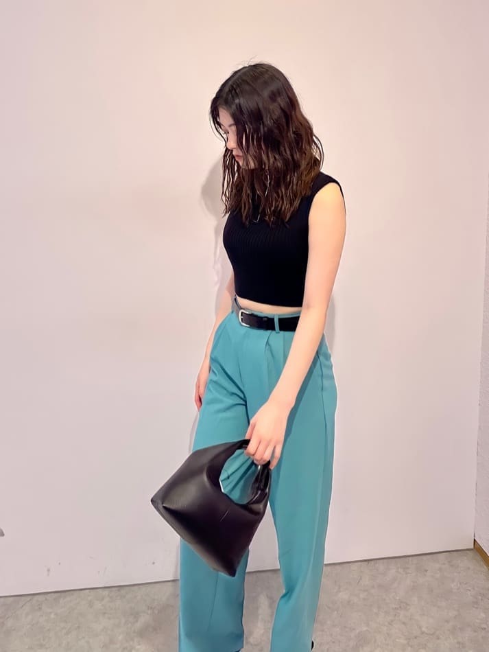 ブラック系のタンクトップ、ブルー系のその他パンツ、ブラック系のサンダルを着用したレディースの夏コーディネートの5枚目の写真