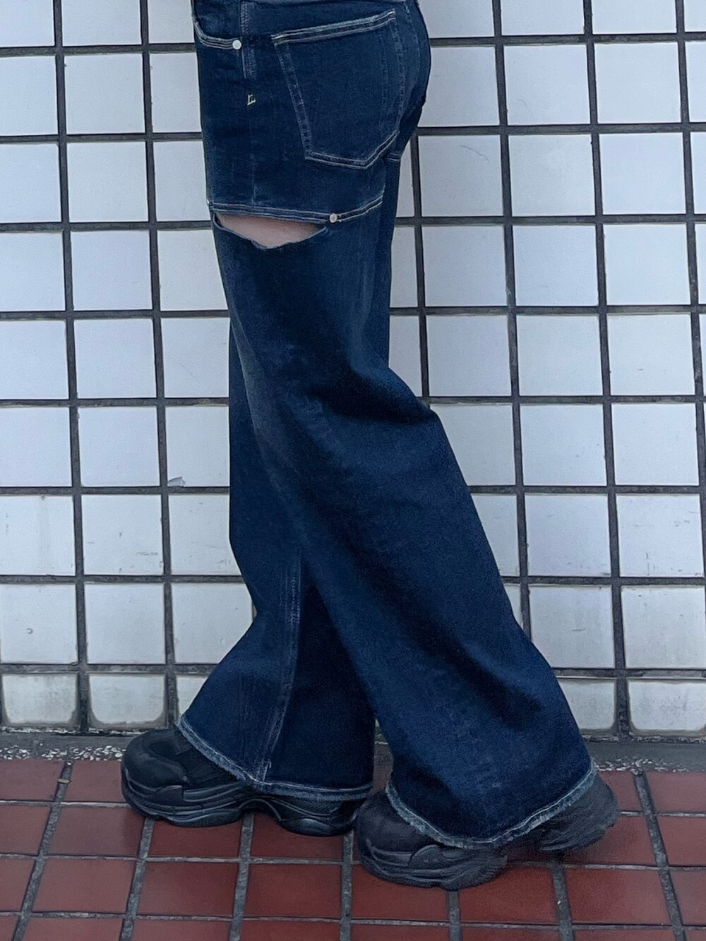 ブラック系のスニーカー、ブルー系のデニムパンツ、ホワイト系のTシャツ/カットソーを着用したレディースの春コーディネートの7枚目の写真