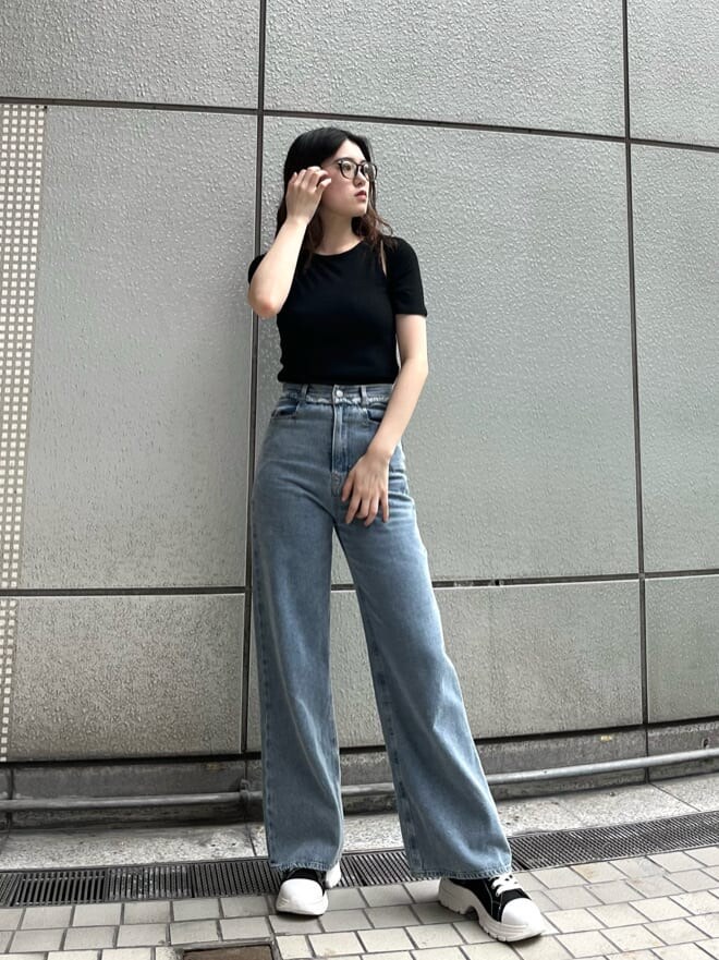 ブラック系のスニーカー、ブラック系のTシャツ/カットソーを着用したレディースの夏コーディネートの2枚目の写真