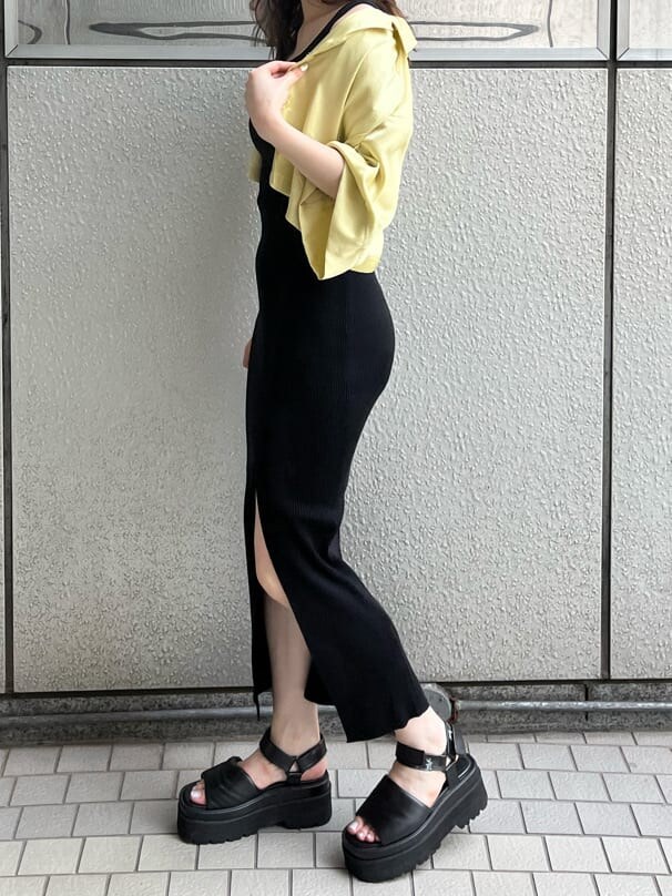 ブラック系のサンダル、ブラック系のワンピース、イエロー系のシャツ/ブラウスを着用したレディースの夏コーディネートの5枚目の写真