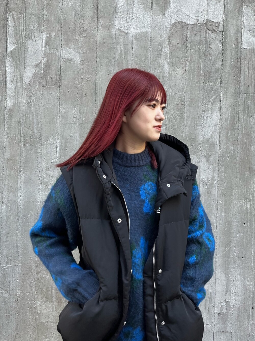 ブラック系のブーツ、ブルー系のニット/セーター、グレー系のスカートを着用したレディースの秋コーディネートの6枚目の写真