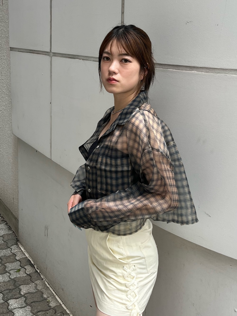 ブラック系のサンダル、ベージュ系のシャツ/ブラウス、ホワイト系のスカートを着用したレディースの夏コーディネートの5枚目の写真