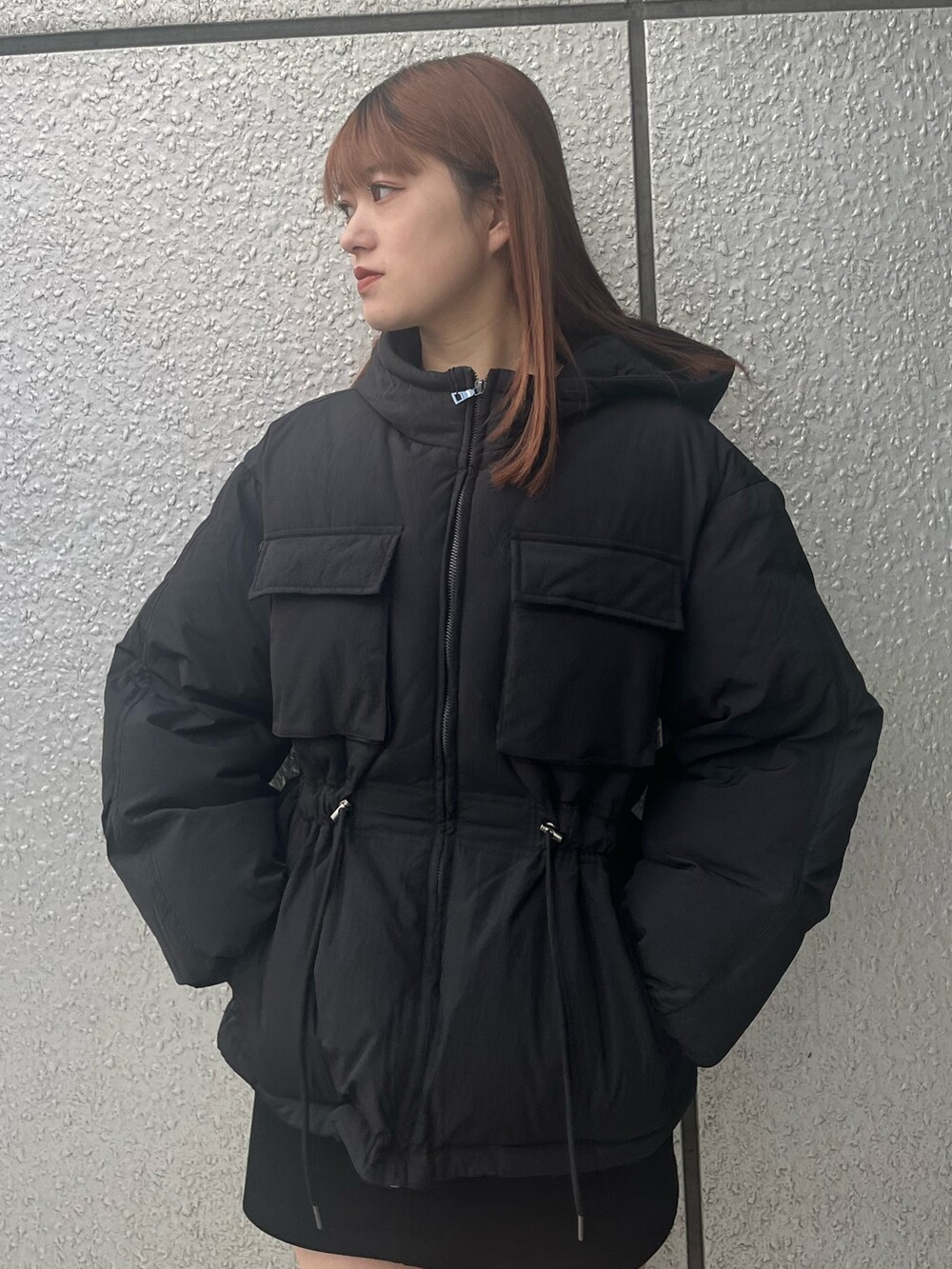 ブラック系のスカート、ブラック系のブーツ、ブラック系のブルゾンを着用したレディースの秋コーディネートの5枚目の写真