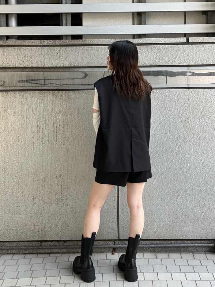 ブラック系のその他パンツ、ブラック系のブーツ、ホワイト系のTシャツ/カットソーを着用したレディースの夏コーディネートの4枚目の写真